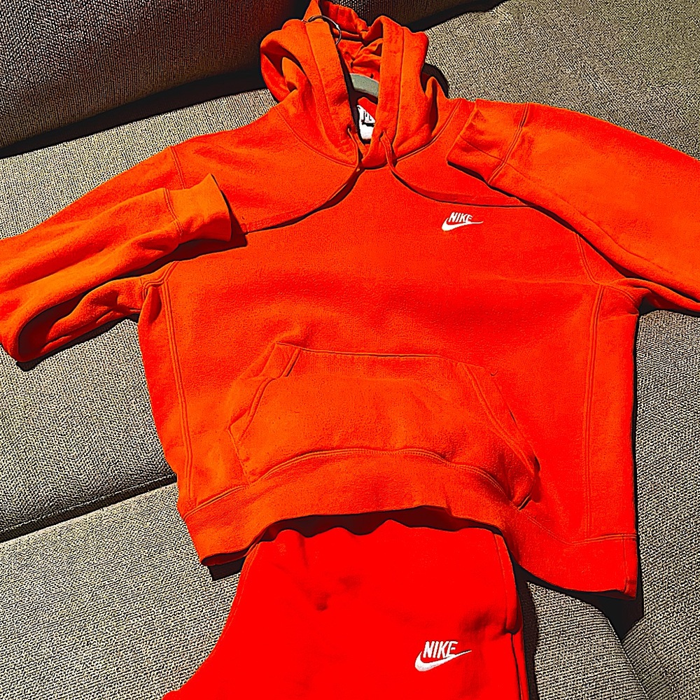 Med Orange Nike sweatsuit